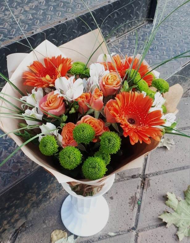 Букет цветов из: Герберы, Хризантемы, Альстромерии и Розы в Спицевке