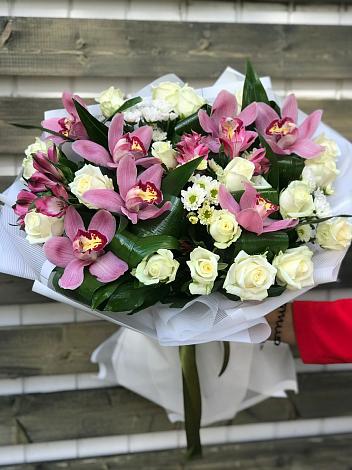 Букет цветов из: Розы и Хризантемы в Спицевке