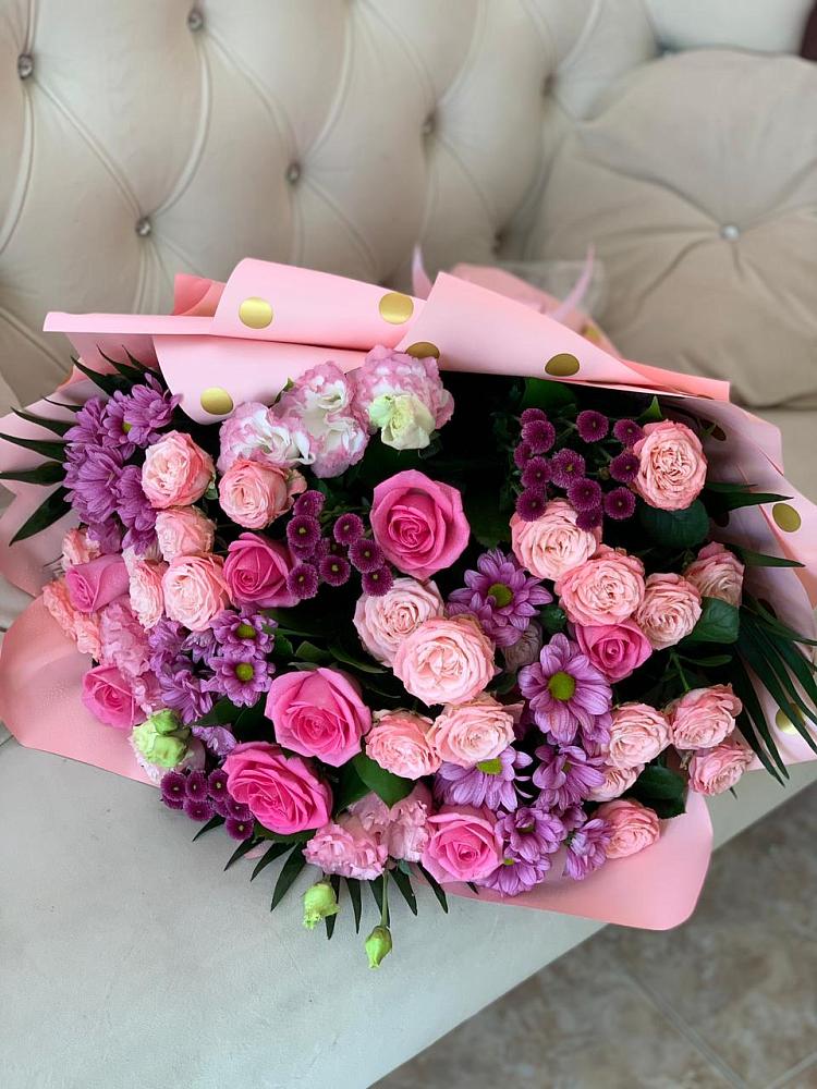 Букет цветов из: Хризантемы, Розы и Лизиантусы в Спицевке