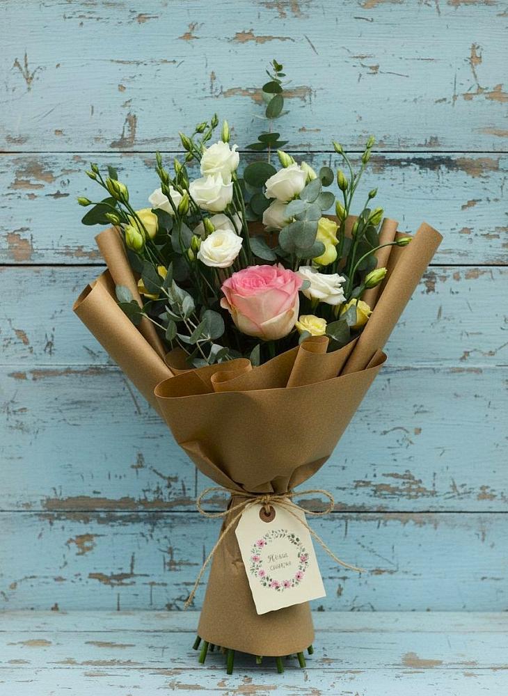 Букет цветов из: Розы и Лизиантусы в Спицевке