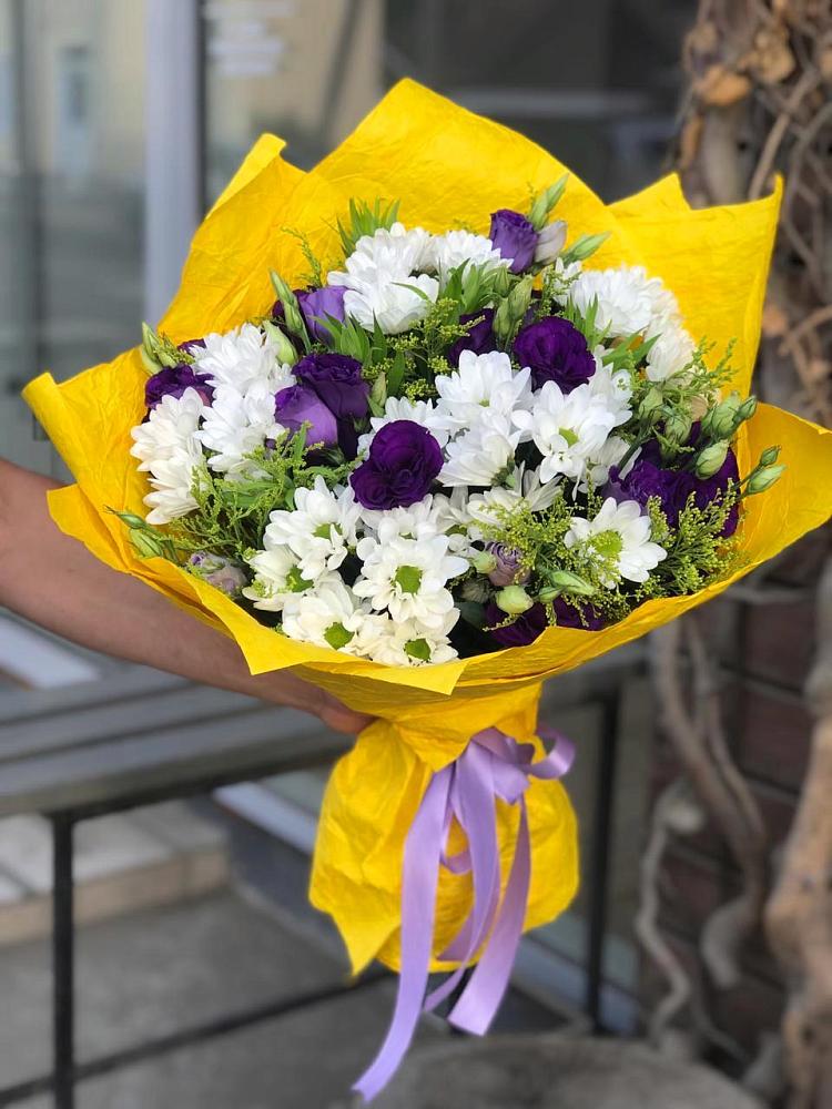 Букет цветов из: Ирисы, Хризантемы и Ромашки в Спицевке