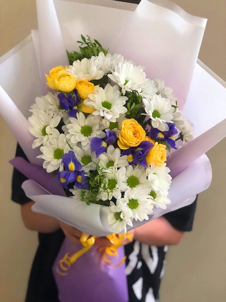 Букет цветов из: Ирисы, Хризантемы и Розы в Спицевке