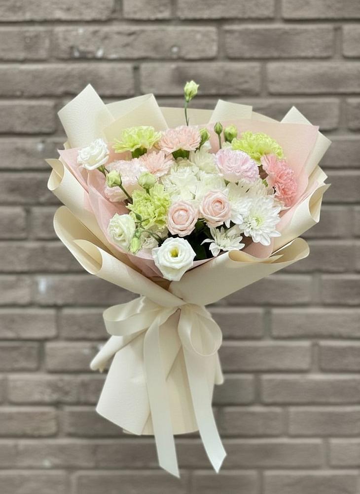 Букет цветов из: Гвоздики, Розы, Лизиантусы и Хризантемы в Спицевке