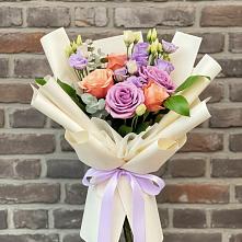 Букет цветов из:  Лизиантусы и Розы в Спицевке