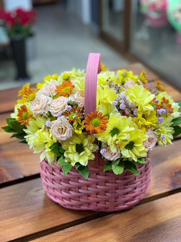 Цветочная композиция из Хризантемы и Розы в корзине в Спицевке