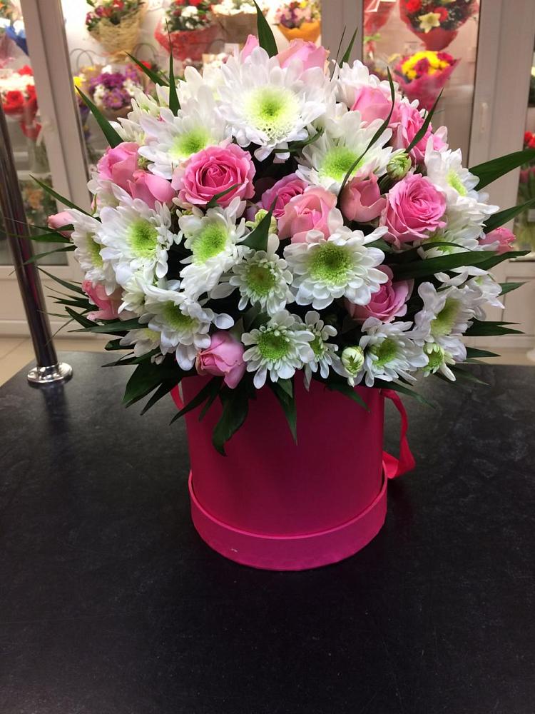 Цветочная композиция из Розы и Хризантемы в шляпной коробке в Спицевке