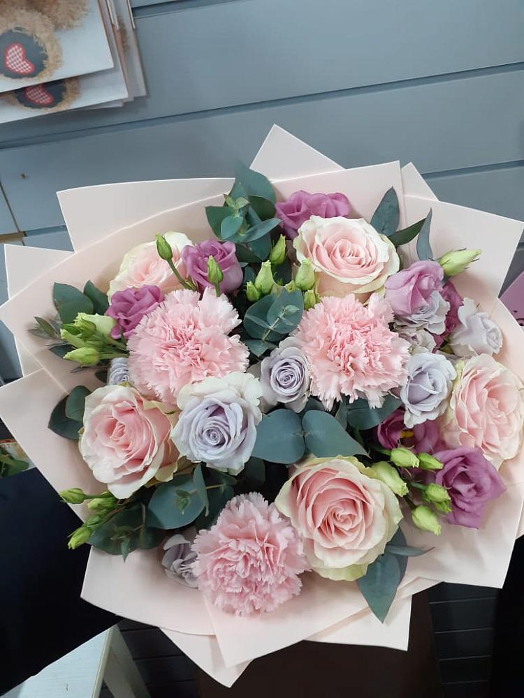 Букет цветов из: Розы, Гвоздики и Лизиантусы в Спицевке