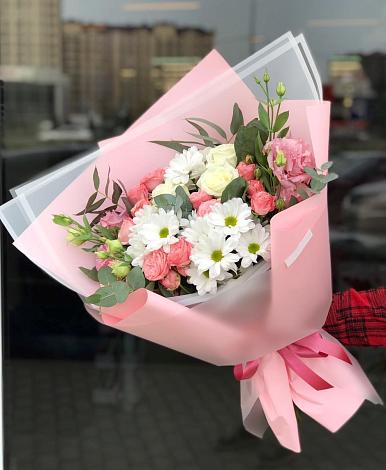 Букет цветов из: Розы, Лизиантусы и Хризантемы в Спицевке